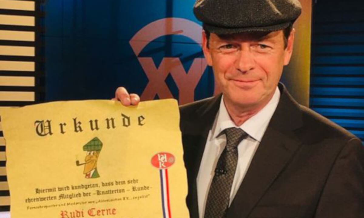 Kriminalisten ehren Rudi Cerne: «Knatterton-Mütze» für XY-Moderator